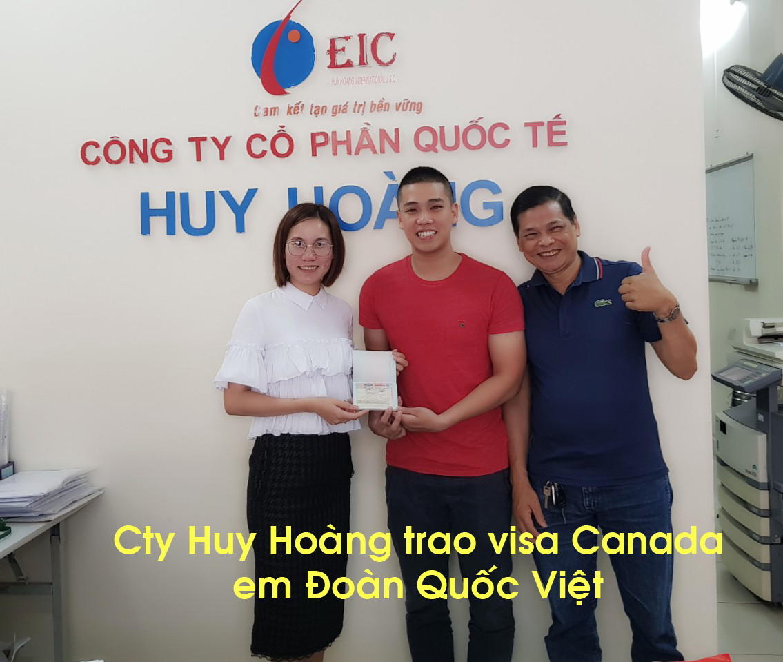 Đoàn Quốc Việt (phải) nhận visa du học Canada